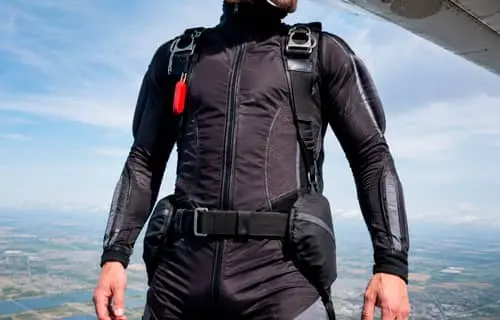 Équipement de saut en parachute : la combinaison