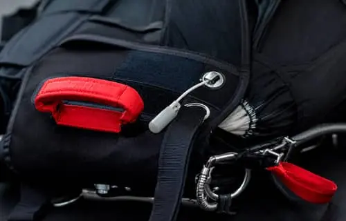 Les dispositifs d’ouverture et la voile de secours